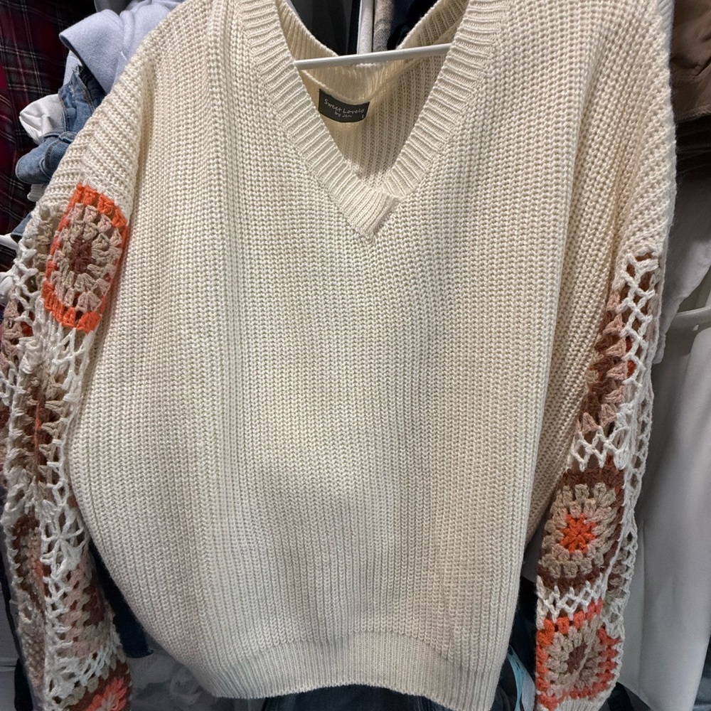 Chic Cream V-Neck Sweater with Crochet Sleeves